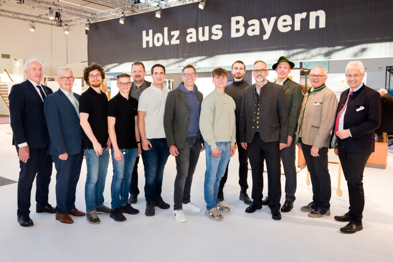 Gruppenfoto: (v. l.) Präsident der Handwerkskammer für München und Oberbayern Franz Xaver Peteranderl, Amtschef des Bayerischen Staatsministeriums für Ernährung, Landwirtschaft, Forsten und Tourismus Hubert Bittlmayer, Julian Popp und Markus Summer (beide Firma Bulthaup GmbH & Co. KG), Gottfried Stettmer (Schreinerei Stettmer), Felix Wisgalla (Firma Bulthaup GmbH & Co. KG), Teilnehmer Peter Graf (Fa. MEZA GmbH), Markus Müller und Johannes Müller (beide Schreinerei Müller), Kaspar Orterer (Schreinerei Kaspar Orterer), Richard Haager (Schreinerei Haager), Präsident des Fachverbands Schreinerhandwerk Bayern Bernhard Daxenberger, Hauptgeschäftsführer des Fachverbands Schreinerhandwerk Bayern Dr. Christian Wenzler 